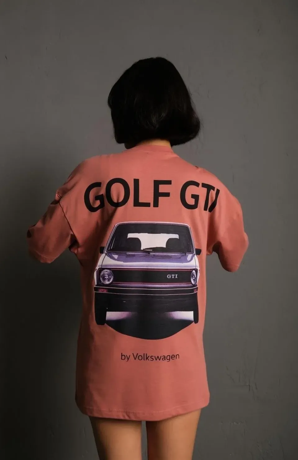 Kadın Oversize Baskılı Tişört – Golf GTI Retro Araba Desenli, Ön & Arka Dijital Baskı, Sokak Modası Stil- Gül Kurusu