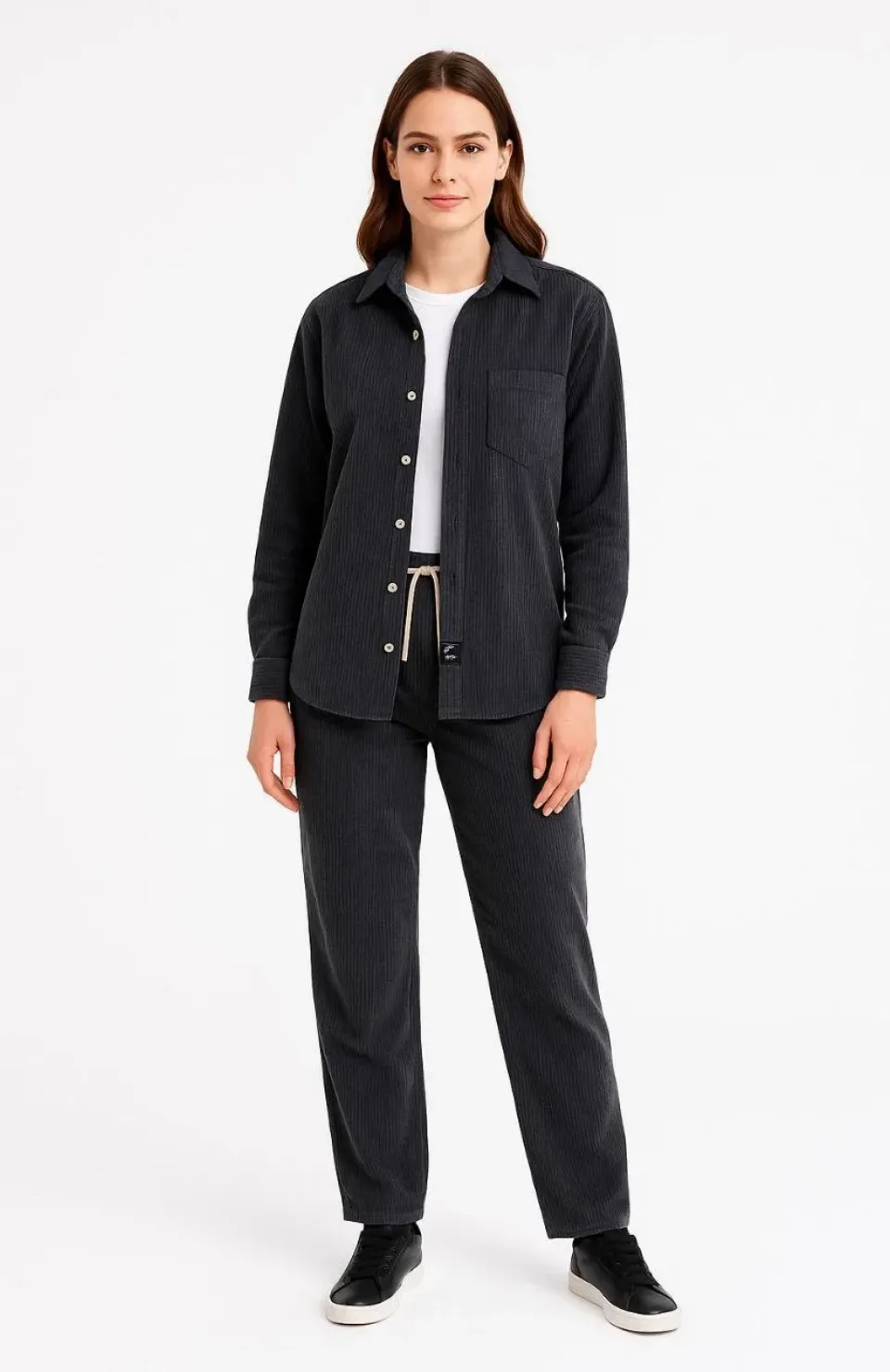 Kadın Kadife Oversize Takım – Gömlek ve Pantolon İkili Set Füme Corduroy Şıklığı, Rahat ve Zarif Duruş Yumuşak Dokulu Kadife Kumaş, Düğmeli Gömlek Üst ve Lastikli Pantolon Alt Parça ile Gün Boyu Konfor- Siyah