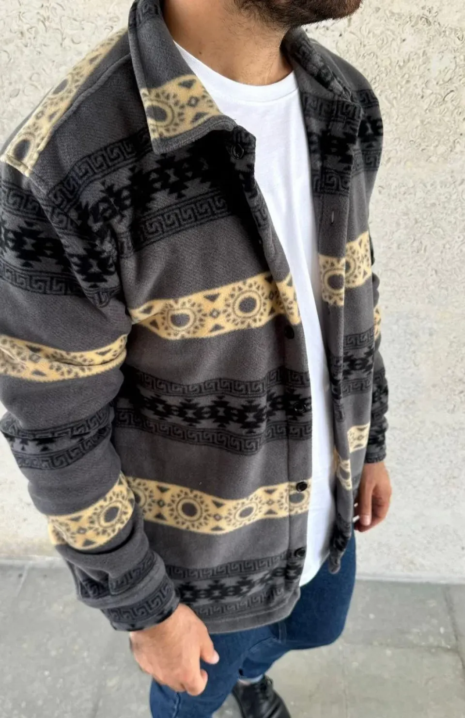 Erkek Desenli Polar Gömlek – Etnik Şerit Desen Yakalı, Uzun Kollu, Düğmeli, Oversize Rahat Kalıp - Füme