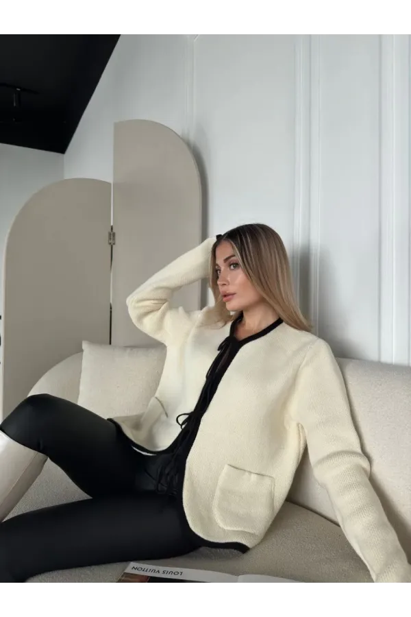 Kirli Beyaz Triko Siyah Detaylı Bağlamalı Önden Cepli Hırka