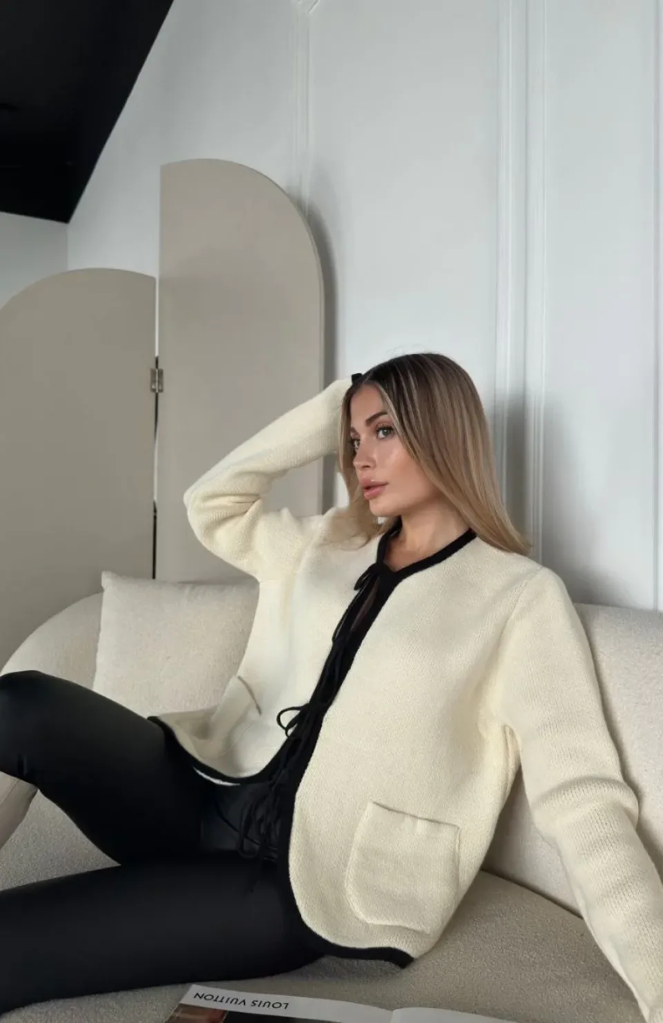 Kirli Beyaz Triko Siyah Detaylı Bağlamalı Önden Cepli Hırka