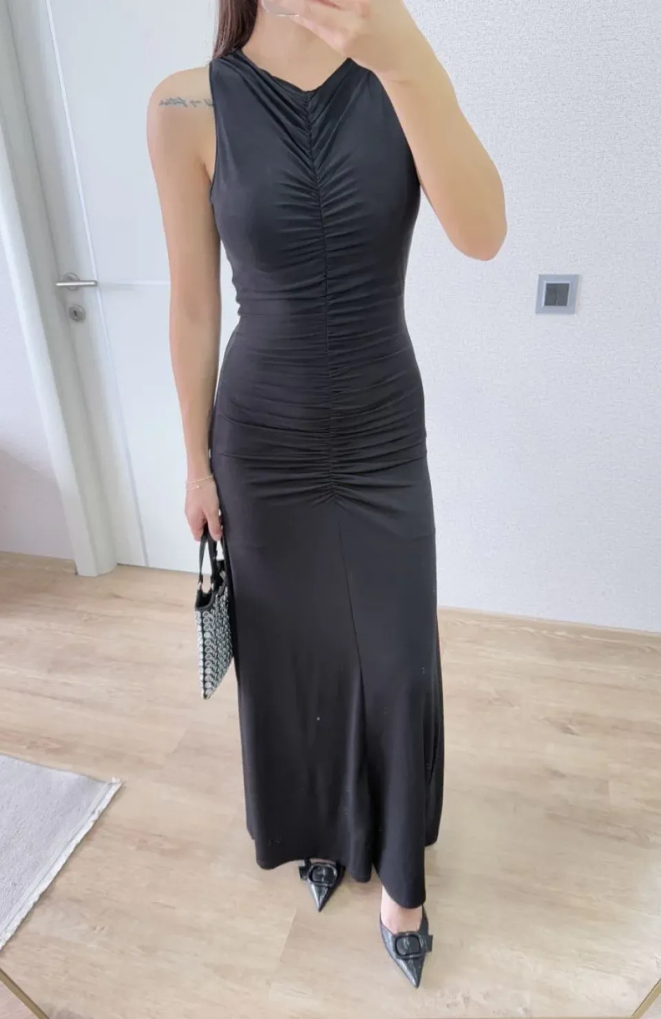 Bürümcük Kumaşlı İçi Astarlı Üzgülü Kolsuz Büzgülü Uzun Elbise - Siyah