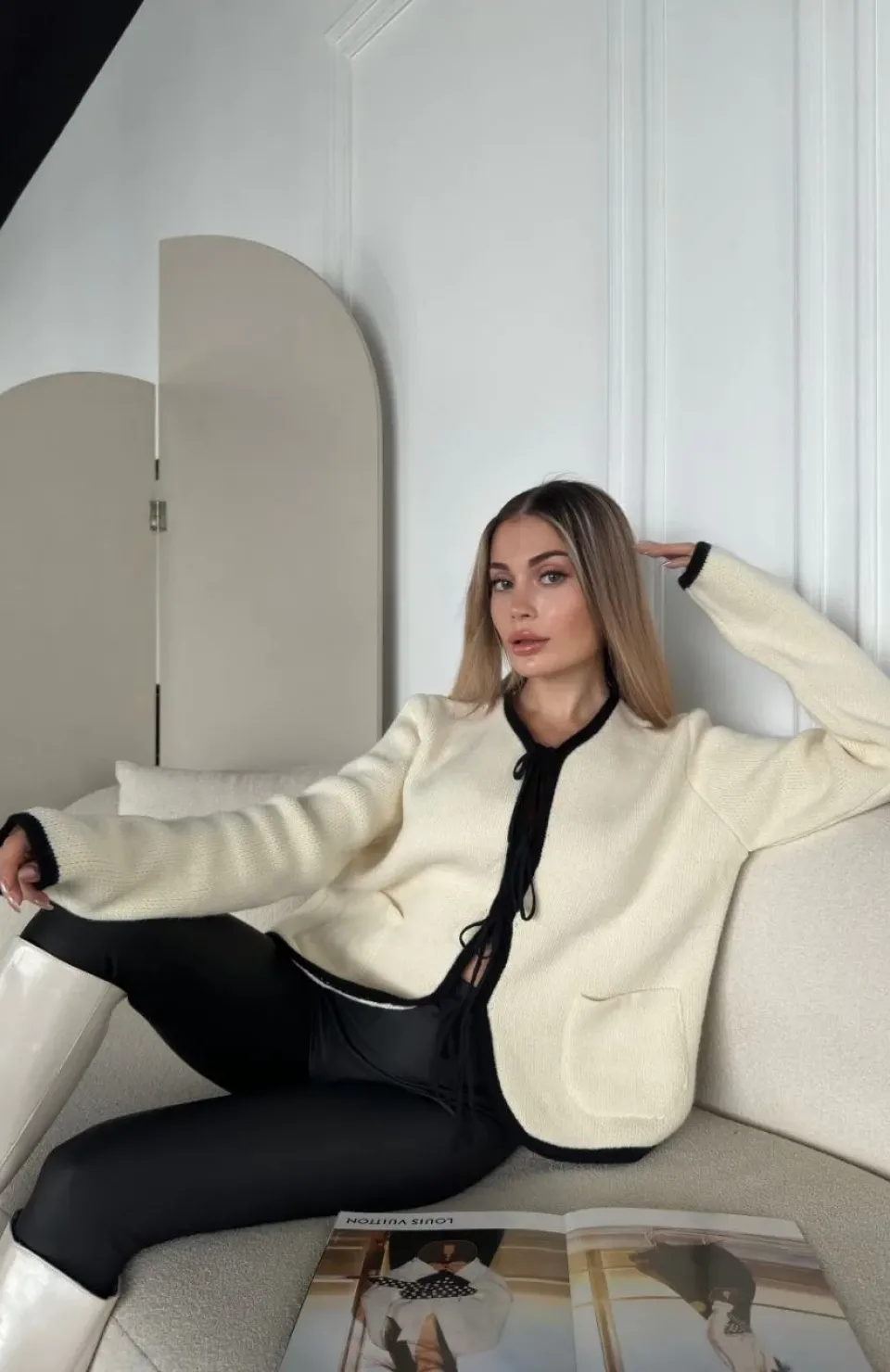 Kirli Beyaz Triko Siyah Detaylı Bağlamalı Önden Cepli Hırka