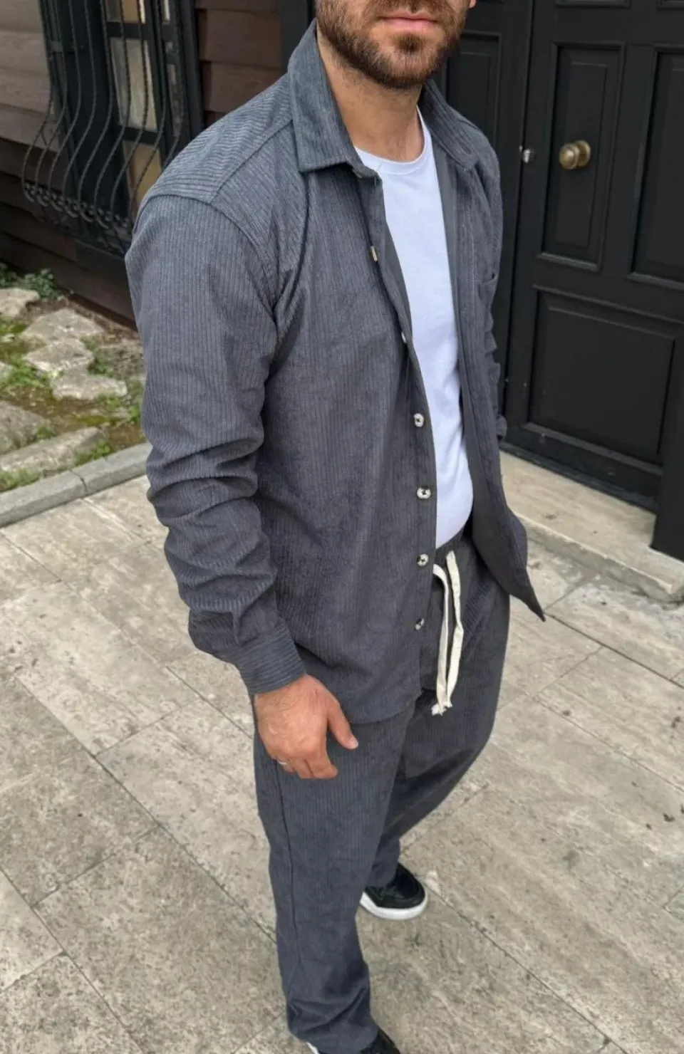 Erkek Kadife Oversize Takım – Gömlek ve Pantolon İkili Set Füme Corduroy Şıklığı, Rahat ve Zarif Duruş Yumuşak Dokulu Kadife Kumaş, Düğmeli Gömlek Üst ve Lastikli Pantolon Alt Parça ile Gün Boyu Konfor- Füme