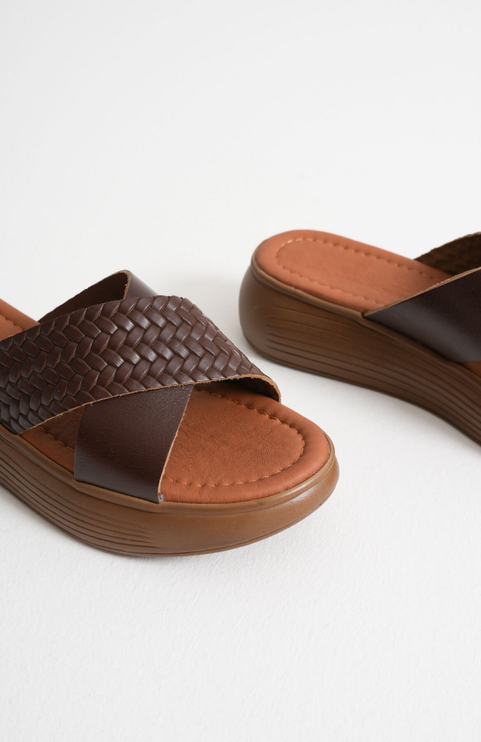 Acı Kahve Örgü Desenli Hakiki Deri Terlik TR31MY53K Somersan Giyim | Kadın, Erkek ve Çocuk Moda
