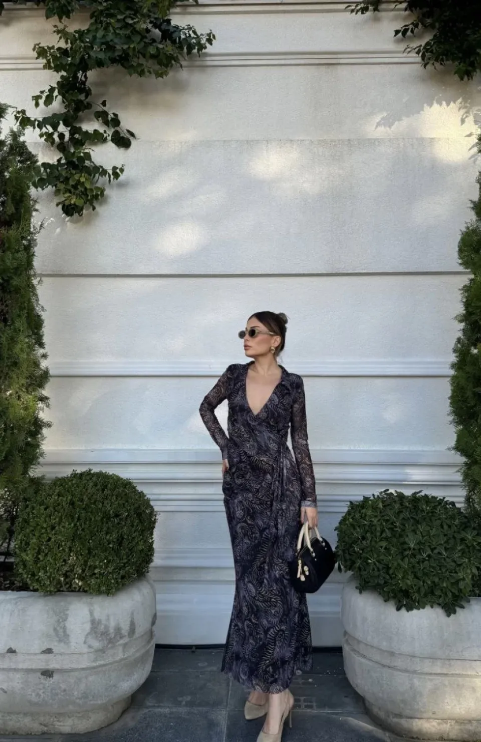 Kruvaze V yaka, fırfırlı ve bağcıklı Desenli Bluz ve Midi Etek Takım - Siyah