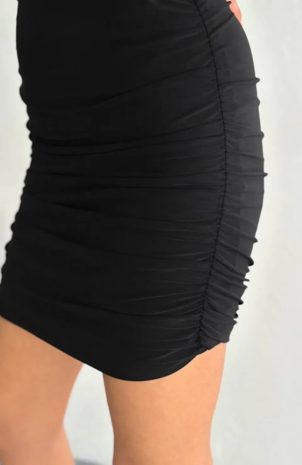 Göğüs ve Yanlar dekolteli Kolsuz Boy Elbise - Siyah