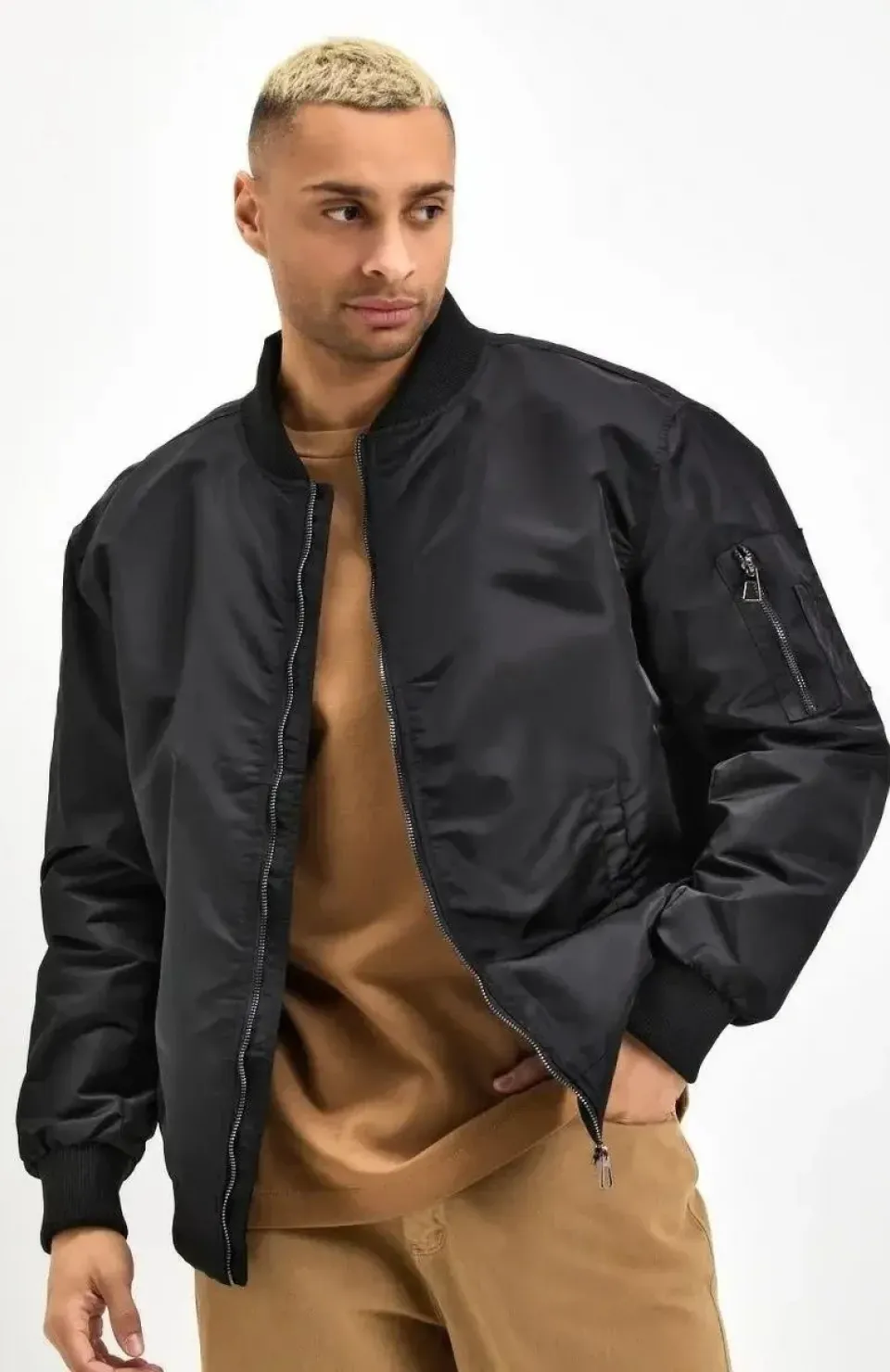 Unisex Siyah Bomber Mont – Su İtici Kumaş, Kapitone Astarlı, Fermuarlı ve Günlük Kullanıma Uygun Ceket- Siyah