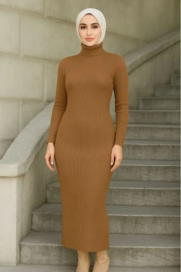 Kadın Tesettür Triko Elbise – Boğazlı Uzun Fitilli Dokuma, Esnek Tam Kalıp, 130 cm Midi Boy, Bahar & Kış Şık Rahat Stil - Kahverengi