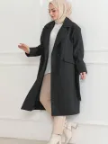 Kadın Kaşe Kaban – Uzun Boy 115 cm Kruvaze Yaka Kuşaklı Astarlı Kışlık Tesettür Kaban, Yünlü Dokuma Kaşmir Kumaş, Cepli Oversize Rahat Kalıp Şık Modern Kaban Mont Modeli (Günlük ve Özel Gün Kombinlerine Uygun) - Siyah Somersan Giyim | Kadın, Erkek ve Çocu