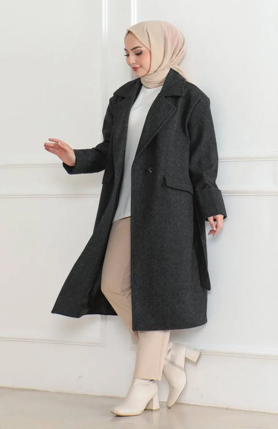 Kadın Kaşe Kaban – Uzun Boy 115 cm Kruvaze Yaka Kuşaklı Astarlı Kışlık Tesettür Kaban, Yünlü Dokuma Kaşmir Kumaş, Cepli Oversize Rahat Kalıp Şık Modern Kaban Mont Modeli (Günlük ve Özel Gün Kombinlerine Uygun) - Siyah Somersan Giyim | Kadın, Erkek ve Çocu