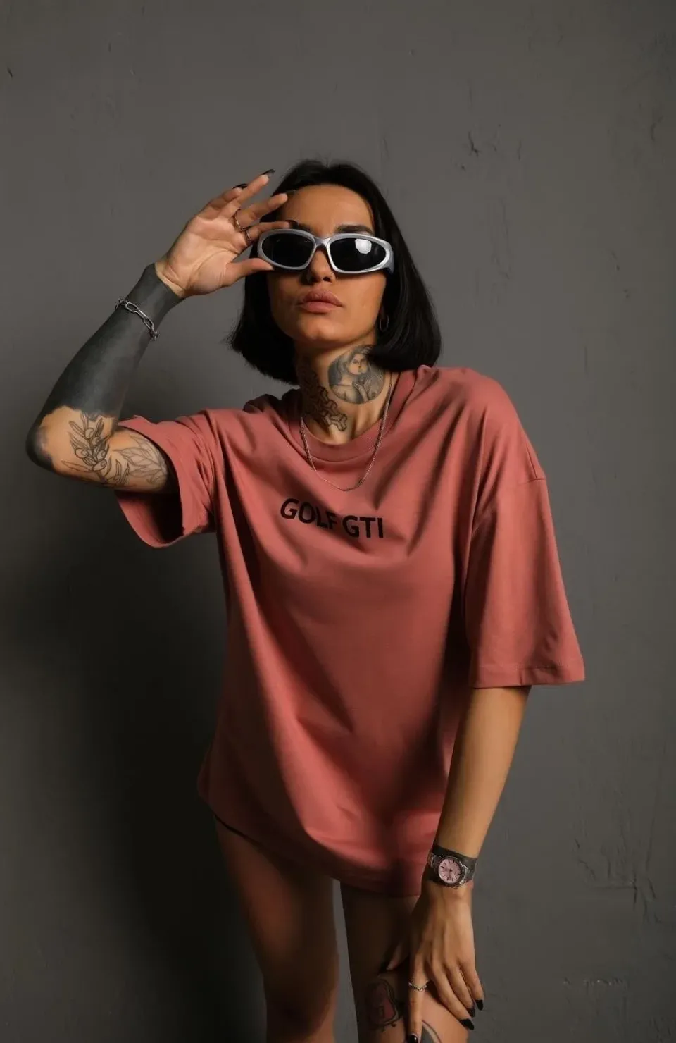 Kadın Oversize Baskılı Tişört – Golf GTI Retro Araba Desenli, Ön & Arka Dijital Baskı, Sokak Modası Stil- Gül Kurusu