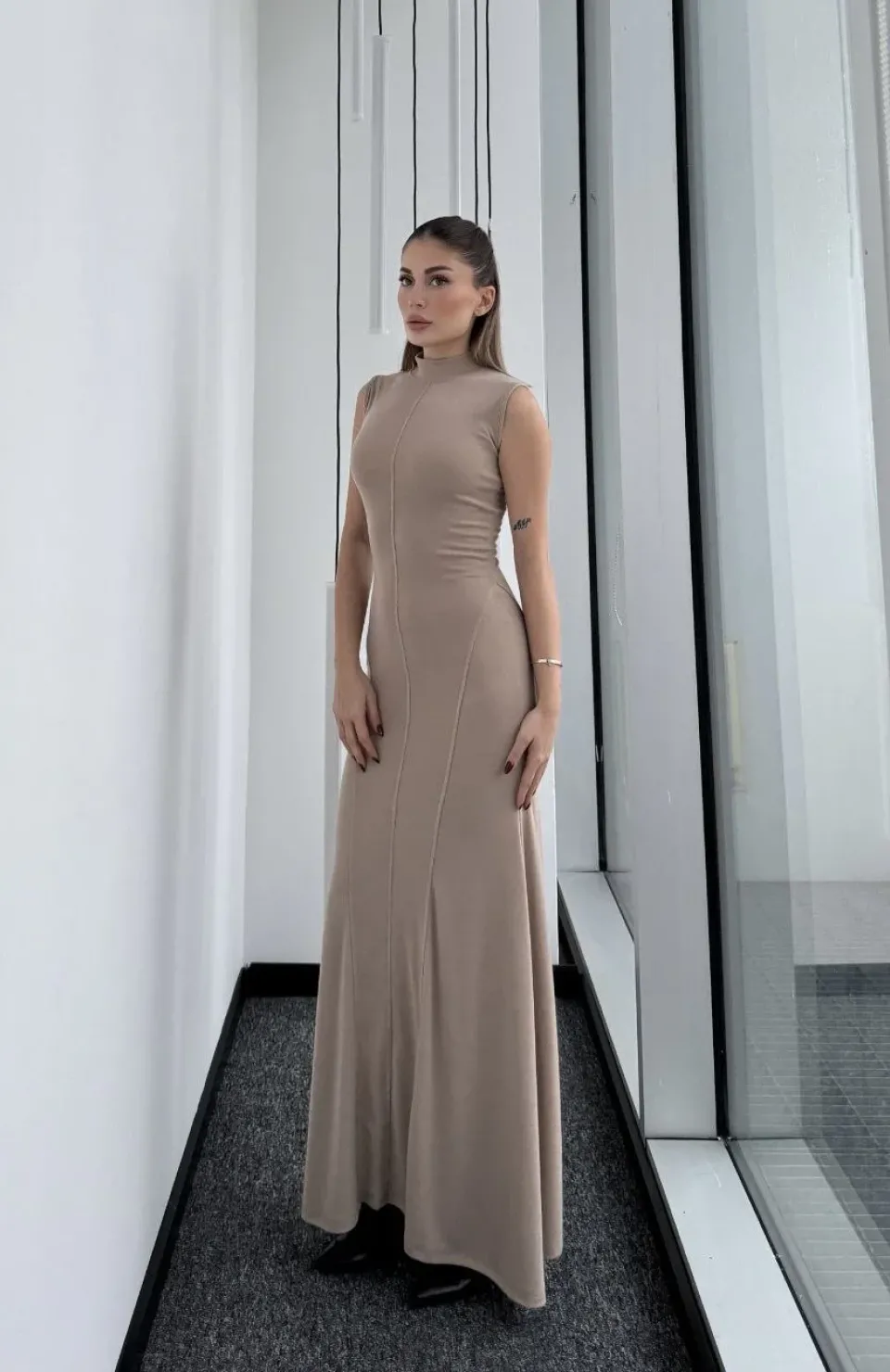 Kolsuz Yarım Bogazlı Uzun Elbise- Bej
