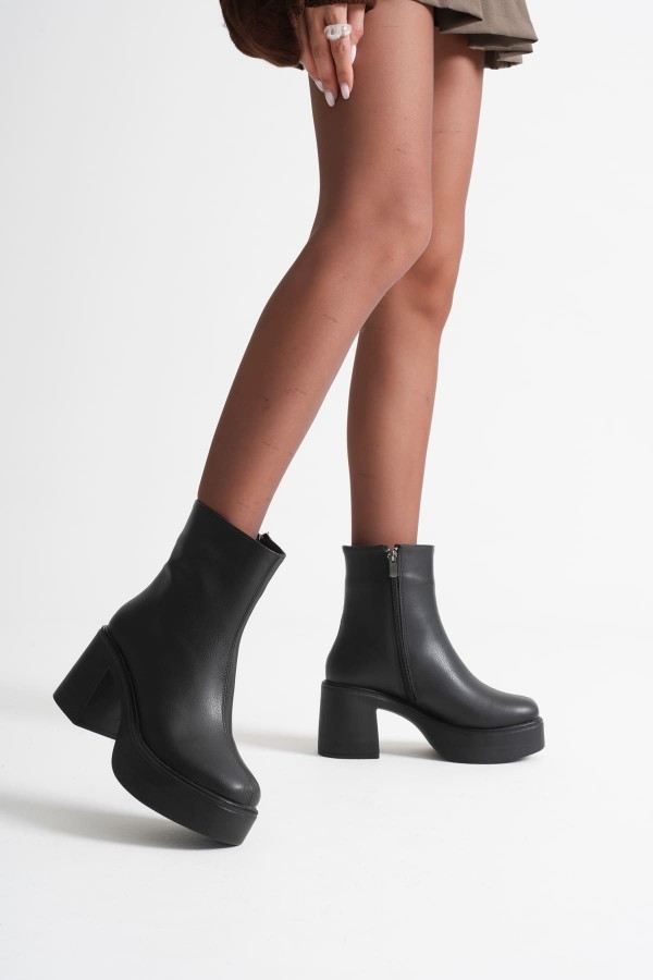 Kadın Siyah Topuklu Bot TR08MK13A