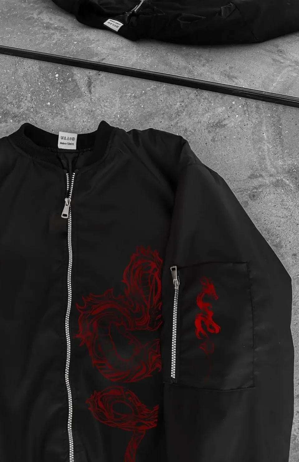 Erkek Unisex Siyah Bomber Mont – Kırmızı Ejderha Desenli, Fermuarlı Cepli, Kapitone Astarlı Günlük ve Sokak Modası Ceket - Siyah