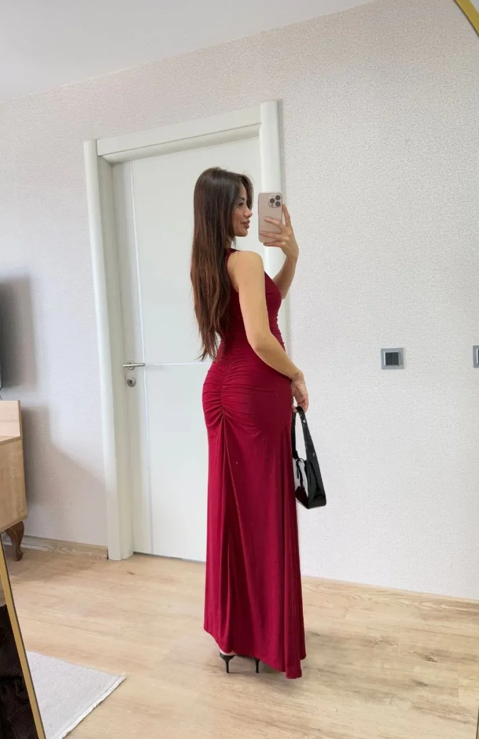 Bürümcük Kumaşlı İçi Astarlı Üzgülü Kolsuz Büzgülü Uzun Elbise - Kırmızı