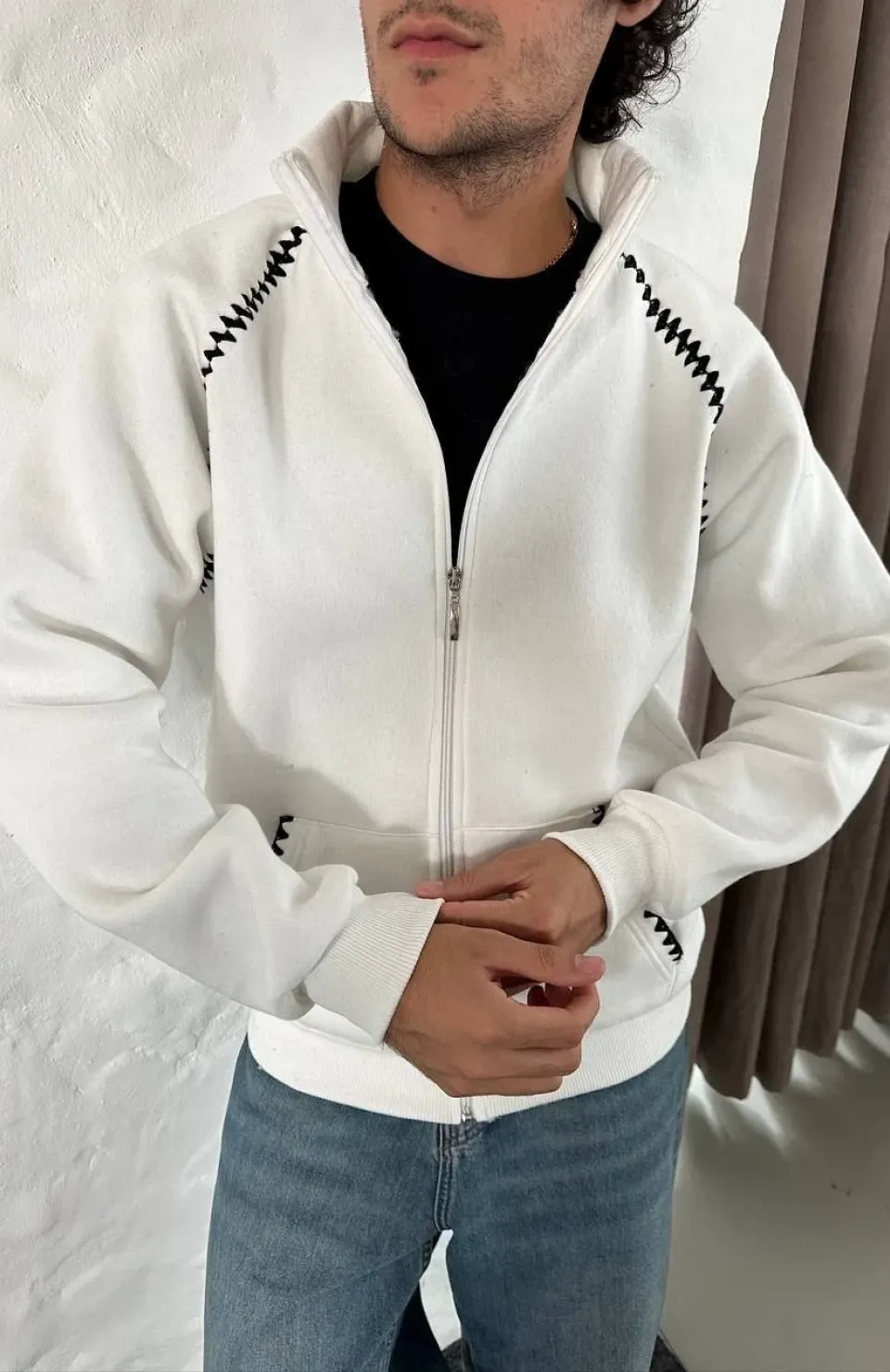 Erkek Oversize Dik Yaka Fermuarlı Sweatshirt - Zincir Nakışli Kanguru Cepli - Beyaz