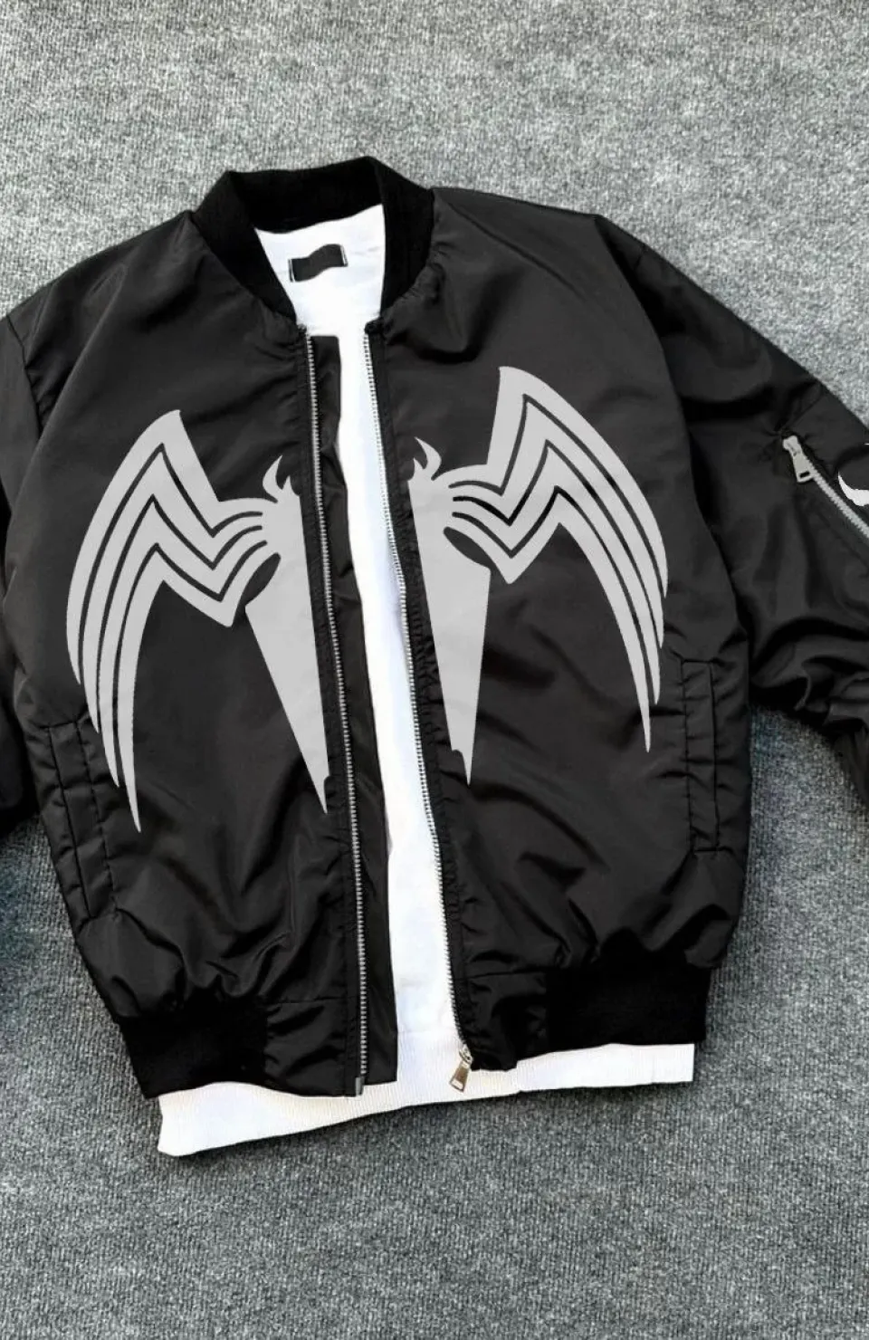 Unisex Siyah Bomber Mont – Venom Beyaz Örümcek Logolu, Fermuarlı Cepli, Kapitone Astarlı Günlük Mont - Siyah