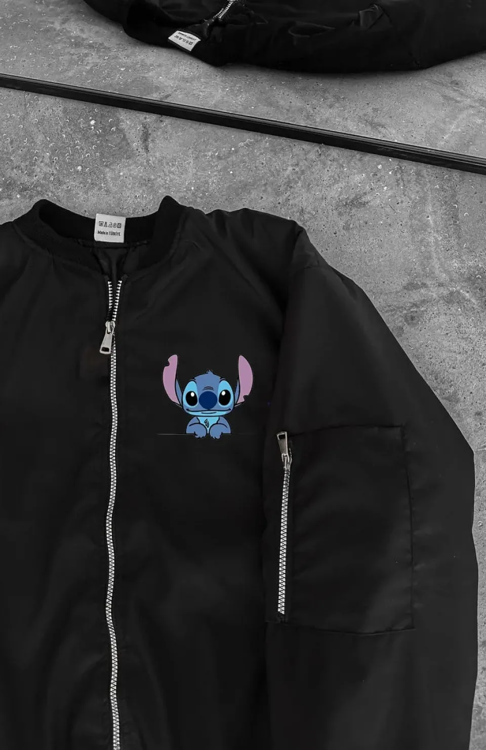 Unisex Siyah Bomber Ceket – Fermuarlı, Cepli, Kapitone Astarlı, Sevimli Stitch Baskılı Günlük Rahat Mont - Siyah