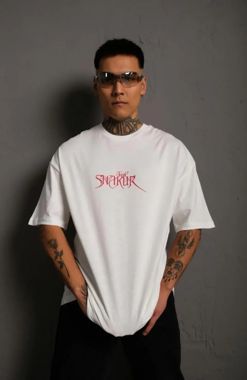 Erkek Oversize Tişört – Beyaz 24/1 Penye Kumaş, Bisiklet Yaka, Ön & Arka Baskılı, Streetwear Tarzı Rahat Büyük Kalıp T-Shirt- Beyaz