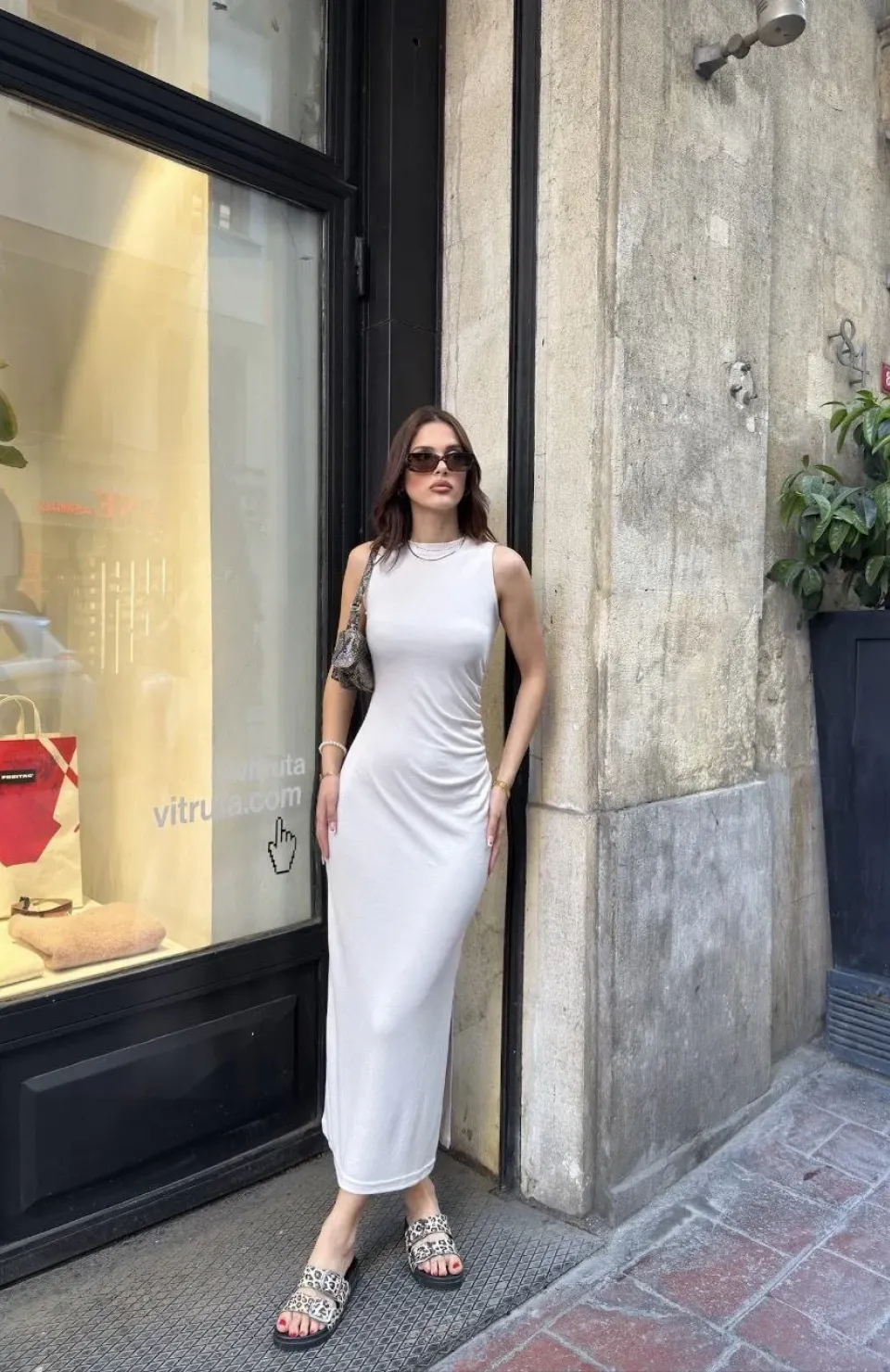 Osy Modal Yumuşak Dokulu Kumaş Bisiklet Yaka Sıfır Kolsuz Yırtmaçlı Uzun Elbise - Beyaz