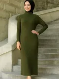 Kadın Tesettür Triko Elbise – Boğazlı Uzun Fitilli Dokuma, Esnek Tam Kalıp, 130 cm Midi Boy, Bahar & Kış Şık Rahat Stil - Haki