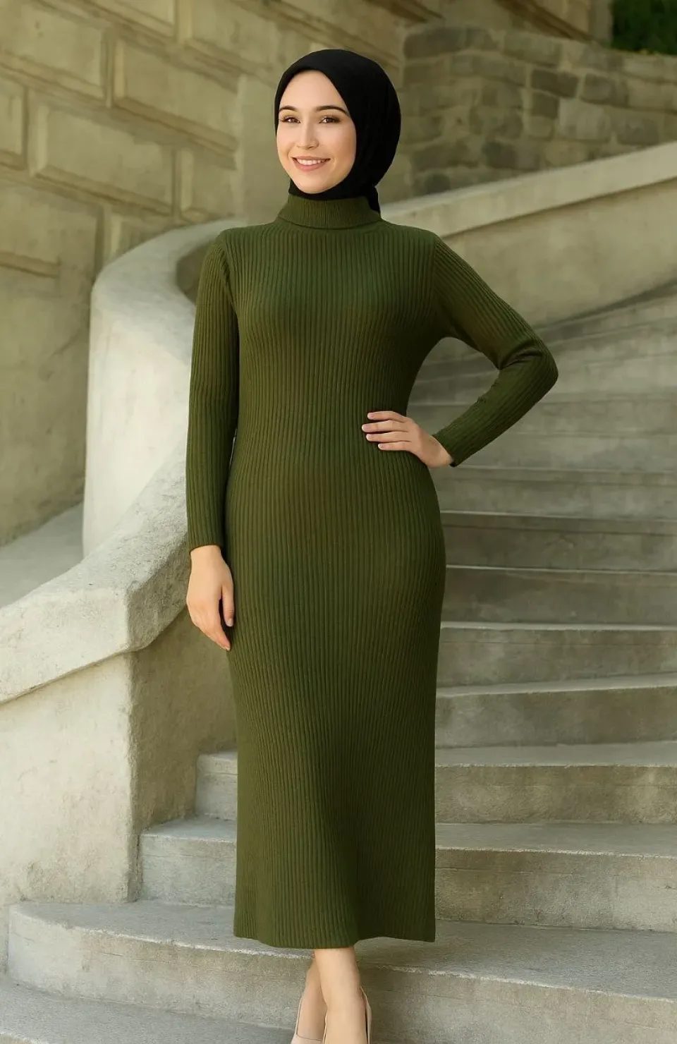 Kadın Tesettür Triko Elbise – Boğazlı Uzun Fitilli Dokuma, Esnek Tam Kalıp, 130 cm Midi Boy, Bahar & Kış Şık Rahat Stil - Haki