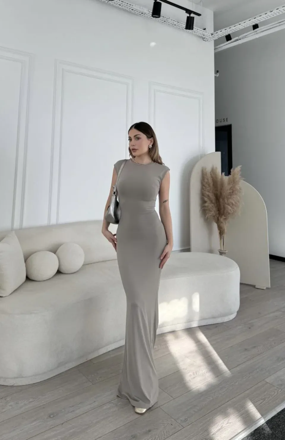 Kolsuz Uzun Likralı Elbise - Gri