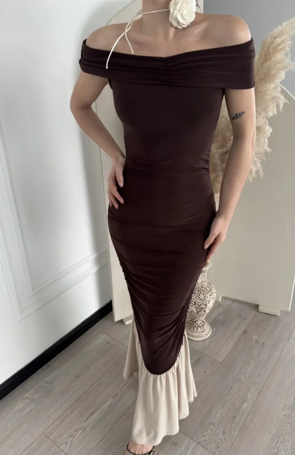 Striptiz Omuzlu Uzun Elbise- Kahve