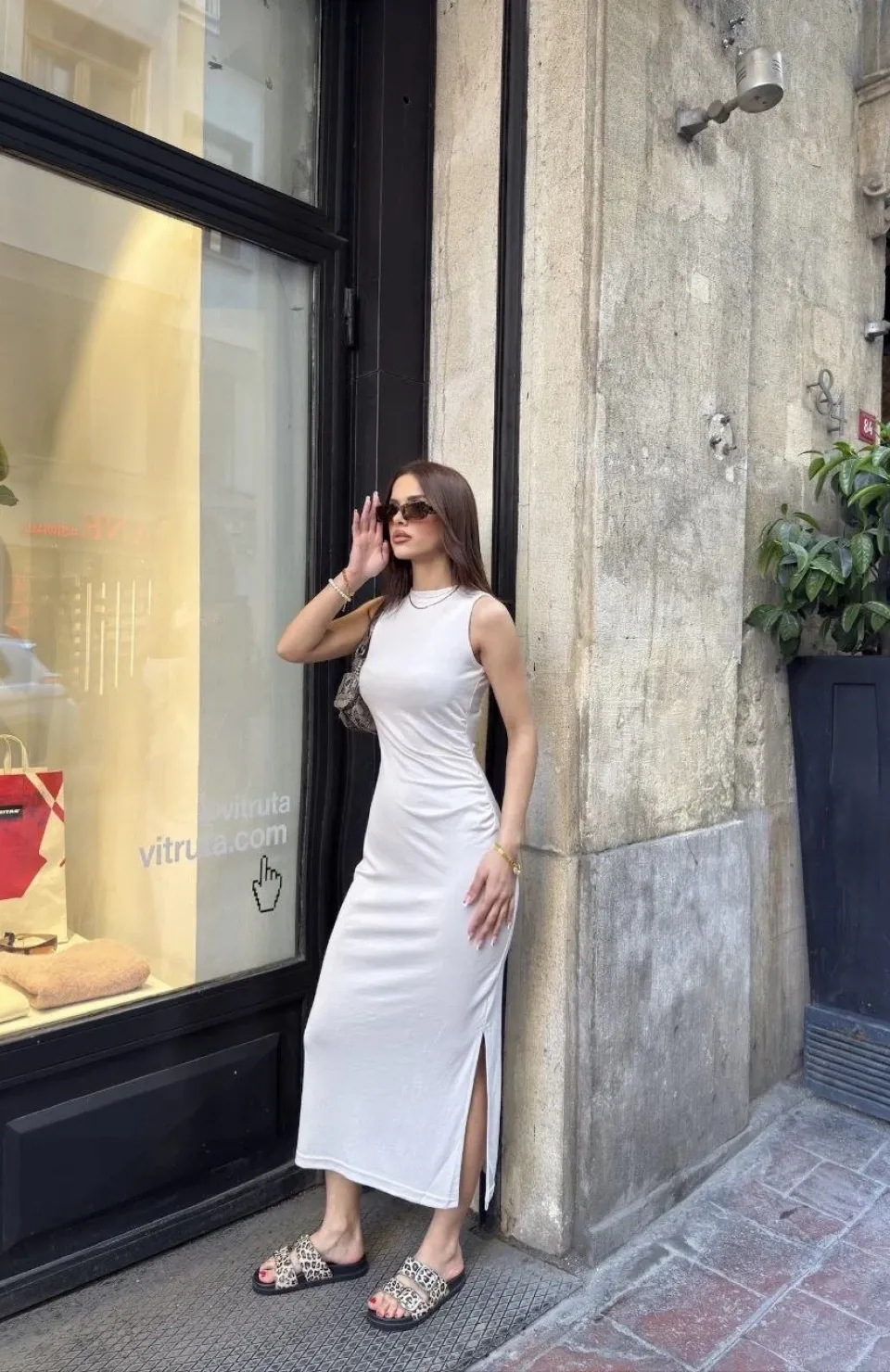 Osy Modal Yumuşak Dokulu Kumaş Bisiklet Yaka Sıfır Kolsuz Yırtmaçlı Uzun Elbise - Beyaz