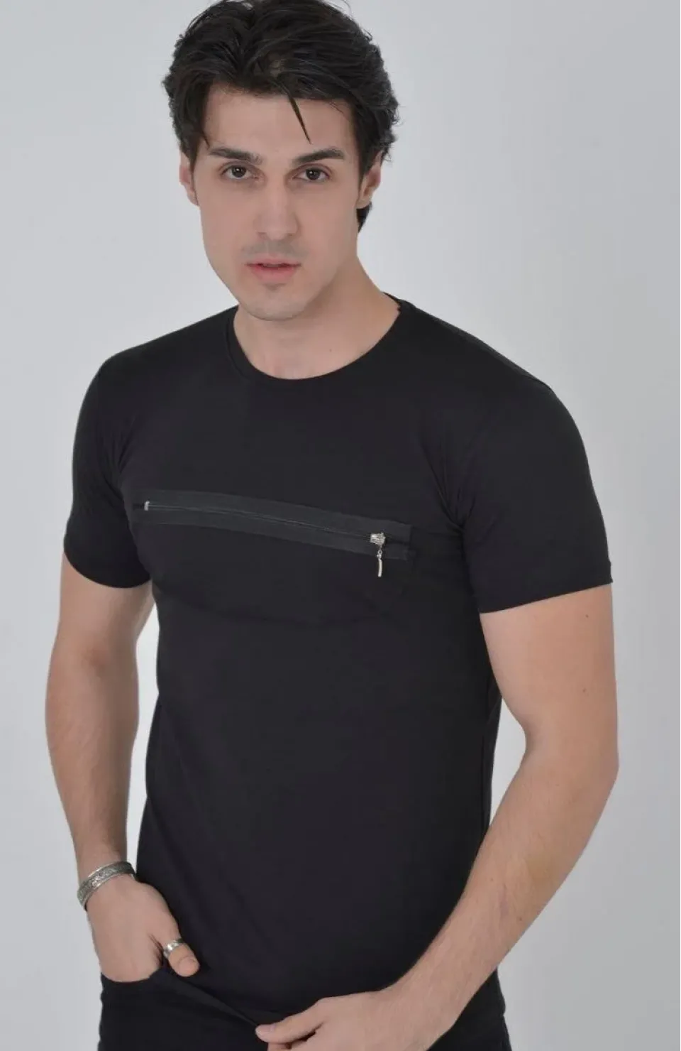 Erkek Göğüste Fermuar Aksesuarlı Dar Kalıp T-Shirt - Siyah Somersan Giyim | Kadın, Erkek ve Çocuk Moda