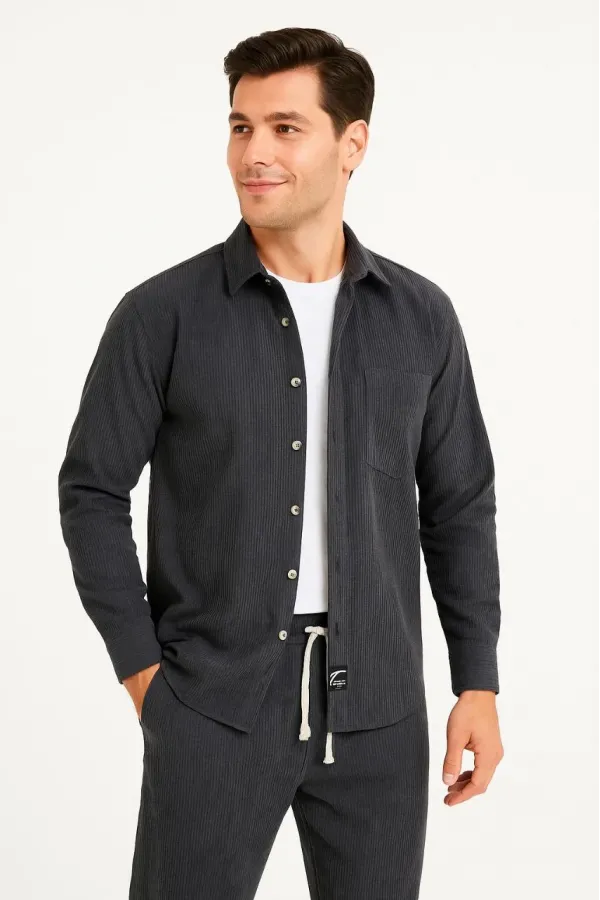 Erkek Kadife Oversize Takım – Gömlek ve Pantolon İkili Set Füme Corduroy Şıklığı, Rahat ve Zarif Duruş Yumuşak Dokulu Kadife Kumaş, Düğmeli Gömlek Üst ve Lastikli Pantolon Alt Parça ile Gün Boyu Konfor- Füme