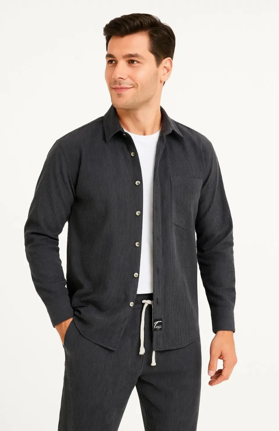 Erkek Kadife Oversize Takım – Gömlek ve Pantolon İkili Set Füme Corduroy Şıklığı, Rahat ve Zarif Duruş Yumuşak Dokulu Kadife Kumaş, Düğmeli Gömlek Üst ve Lastikli Pantolon Alt Parça ile Gün Boyu Konfor- Füme