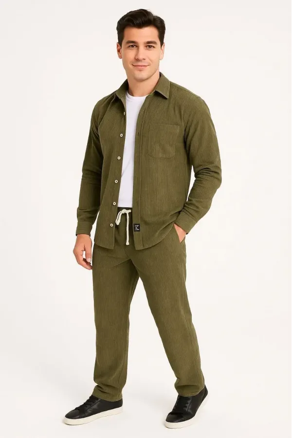 Erkek Kadife Oversize Takım – Gömlek ve Pantolon İkili Set Füme Corduroy Şıklığı, Rahat ve Zarif Duruş Yumuşak Dokulu Kadife Kumaş, Düğmeli Gömlek Üst ve Lastikli Pantolon Alt Parça ile Gün Boyu Konfor- Haki