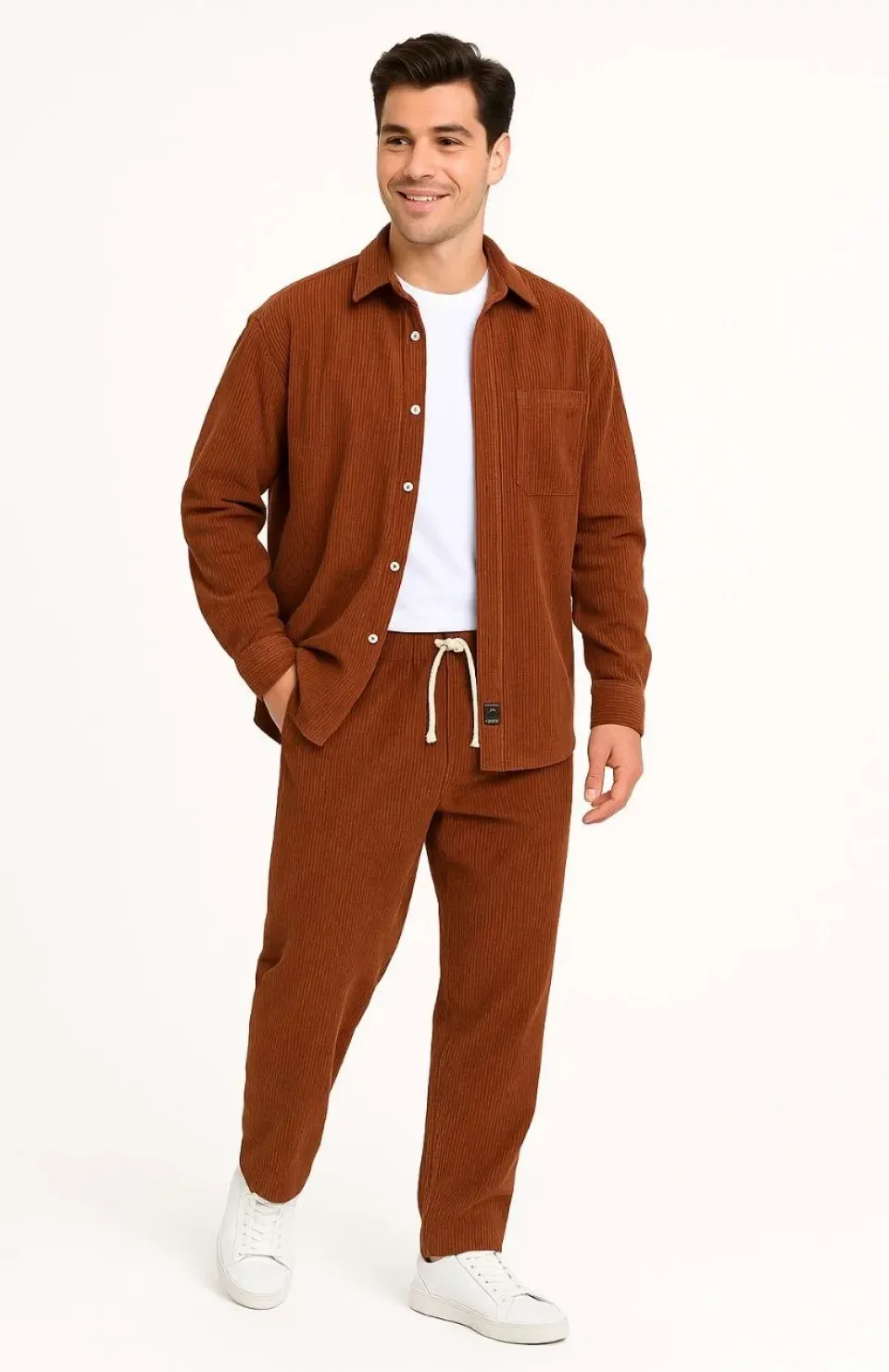 Erkek Kadife Oversize Takım – Gömlek ve Pantolon İkili Set Füme Corduroy Şıklığı, Rahat ve Zarif Duruş Yumuşak Dokulu Kadife Kumaş, Düğmeli Gömlek Üst ve Lastikli Pantolon Alt Parça ile Gün Boyu Konfor- Kiremit