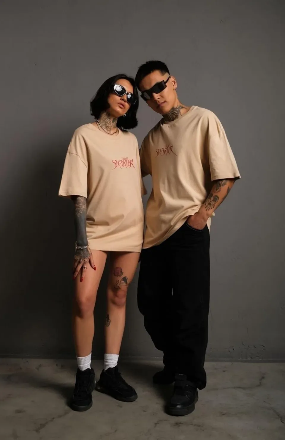 Erkek Oversize Tişört – Beyaz 24/1 Penye Kumaş, Bisiklet Yaka, Ön & Arka Baskılı, Streetwear Tarzı Rahat Büyük Kalıp T-Shirt - Bej