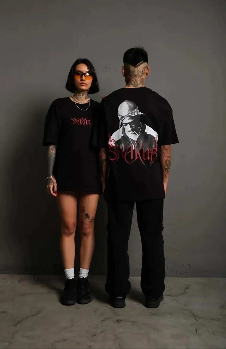 Erkek Oversize Tişört – Beyaz 24/1 Penye Kumaş, Bisiklet Yaka, Ön & Arka Baskılı, Streetwear Tarzı Rahat Büyük Kalıp T-Shirt - Siyah Somersan Giyim | Kadın, Erkek ve Çocuk Moda