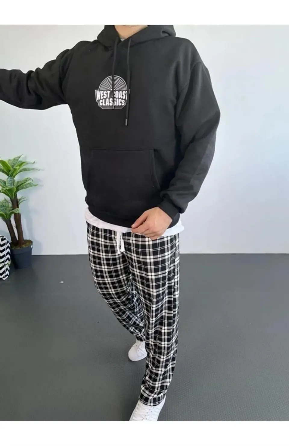 Erkek Oversize Üç İplik Kapüşonlu Sweatshirt – Siyah Sırt ve Ön Baskılı, Kanguru Cepli, Rahat Kalıp, İçi Pamuklu ModeL-Siyah