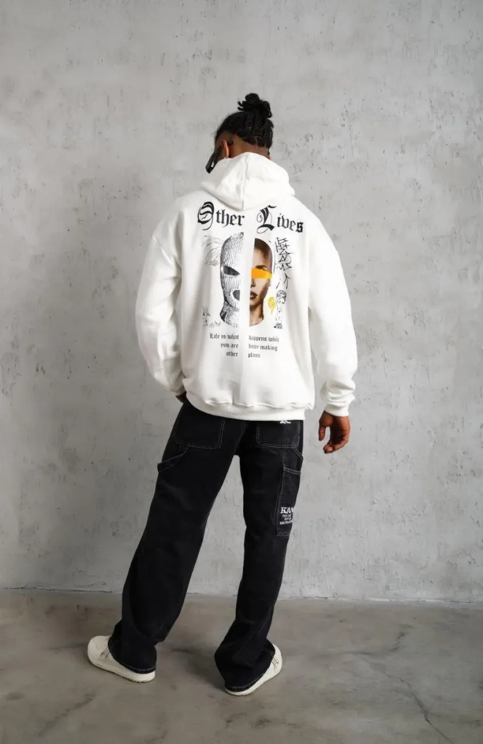 Erkek Oversize Üç İplik Şardonlu Kapüşonlu Sweatshirt – Beyaz “Other Lives” Ön ve Arka Baskılı, Kanguru Cepli, Ribanalı Rahat Kışlık Model Beyaz