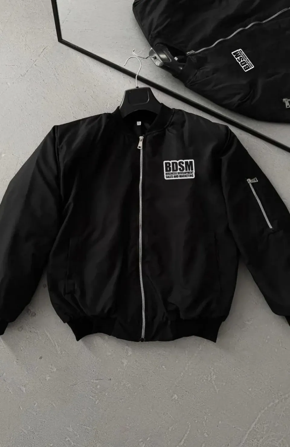 Erkek Siyah Bomber Mont – Fermuarlı, Cepli, Kapitone Astarlı, Göğüs Baskılı Tasarım Günlük Rahat Ceket - Siyah Somersan Giyim | Kadın, Erkek ve Çocuk Moda