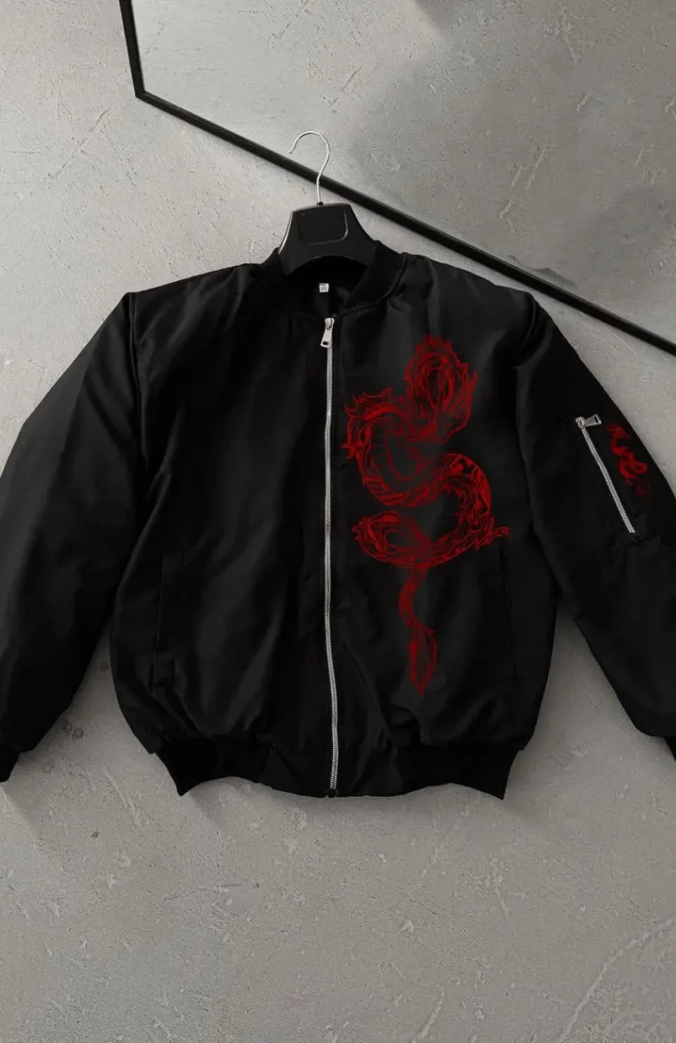 Erkek Unisex Siyah Bomber Mont – Kırmızı Ejderha Desenli, Fermuarlı Cepli, Kapitone Astarlı Günlük ve Sokak Modası Ceket - Siyah