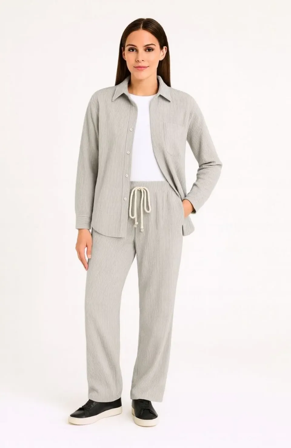 Kadın Kadife Oversize Takım – Gömlek ve Pantolon İkili Set Füme Corduroy Şıklığı, Rahat ve Zarif Duruş Yumuşak Dokulu Kadife Kumaş, Düğmeli Gömlek Üst ve Lastikli Pantolon Alt Parça ile Gün Boyu Konfor- Gri