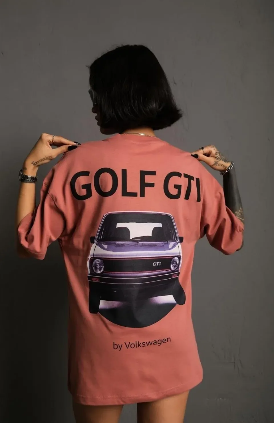 Kadın Oversize Baskılı Tişört – Golf GTI Retro Araba Desenli, Ön & Arka Dijital Baskı, Sokak Modası Stil- Gül Kurusu
