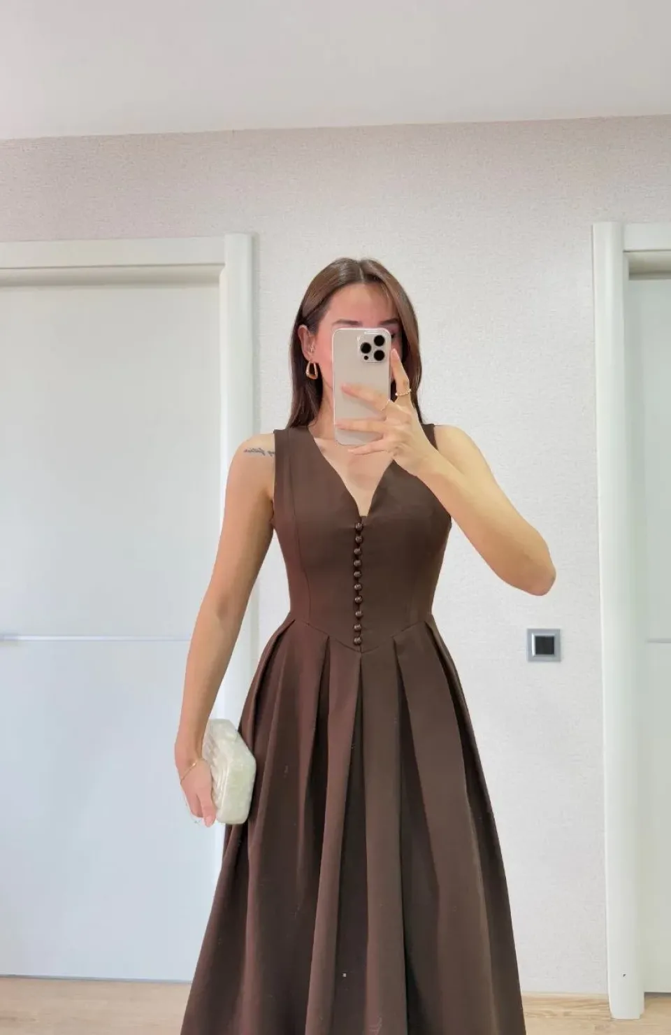 V yaka Krep Arka Ön Pens Detaylı Uzun Kolsuz Elbise- Kahverengi