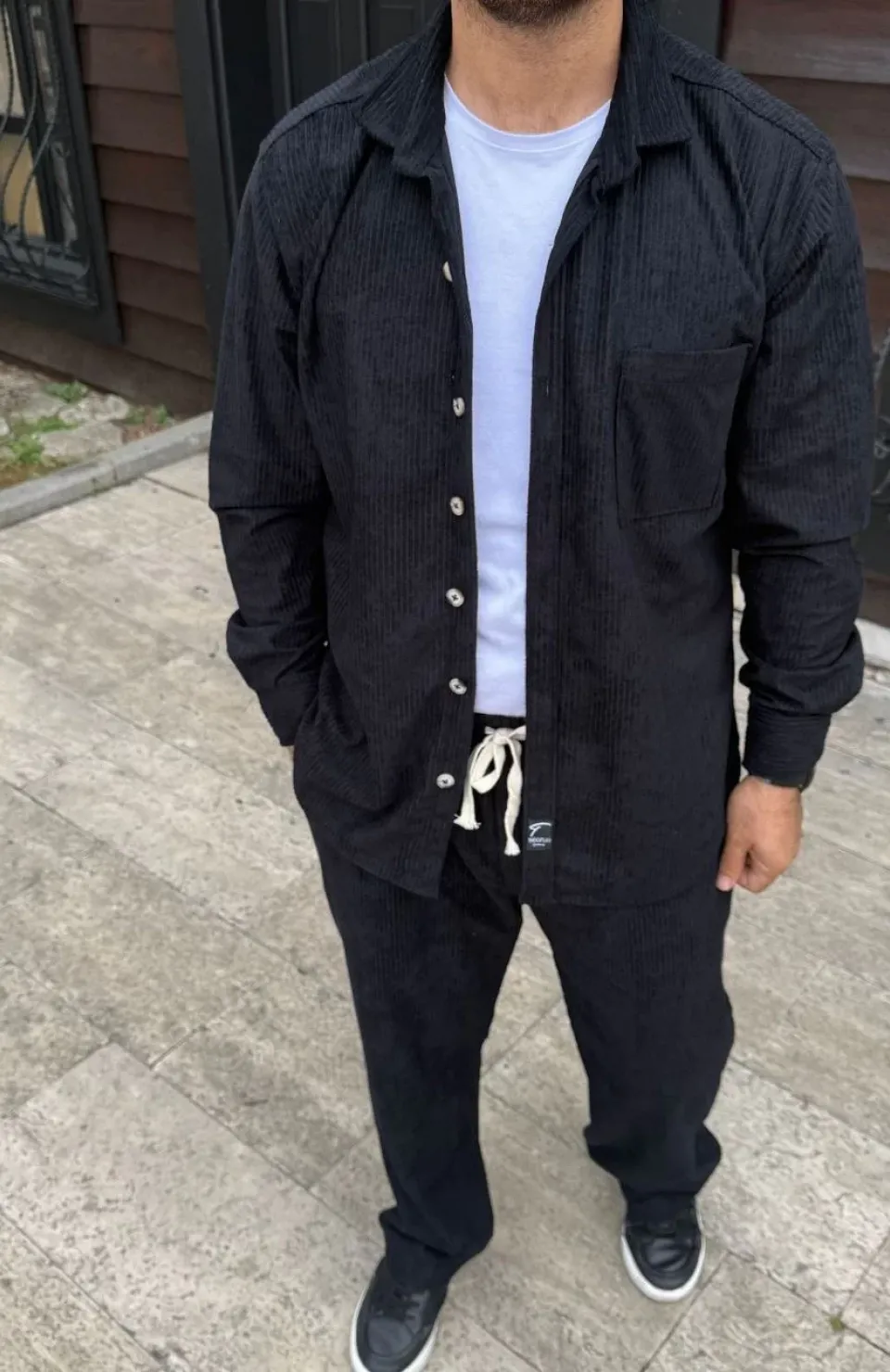 Erkek Kadife Oversize Takım – Gömlek ve Pantolon İkili Set Füme Corduroy Şıklığı, Rahat ve Zarif Duruş Yumuşak Dokulu Kadife Kumaş, Düğmeli Gömlek Üst ve Lastikli Pantolon Alt Parça ile Gün Boyu Konfor- Siyah