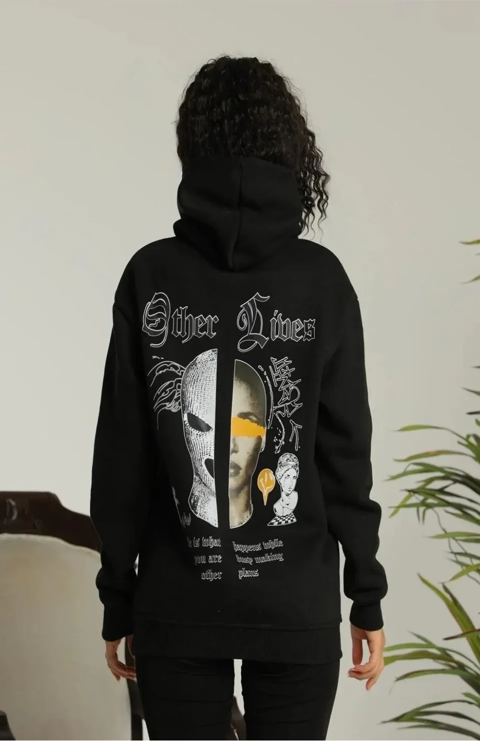 Kadın Oversize Üç İplik Kapüşonlu Sweatshirt – Siyah “Other Lives” Ön ve Arka Baskılı, Şardonlu Kışlık, Rahat Günlük Model Siyah