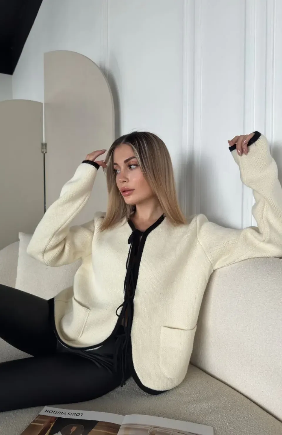 Kirli Beyaz Triko Siyah Detaylı Bağlamalı Önden Cepli Hırka