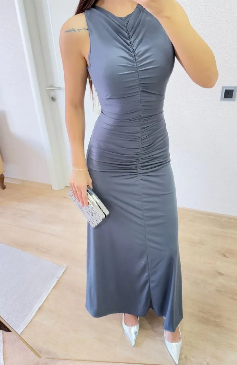 Bürümcük Kumaşlı İçi Astarlı Üzgülü Kolsuz Büzgülü Uzun Elbise - Füme