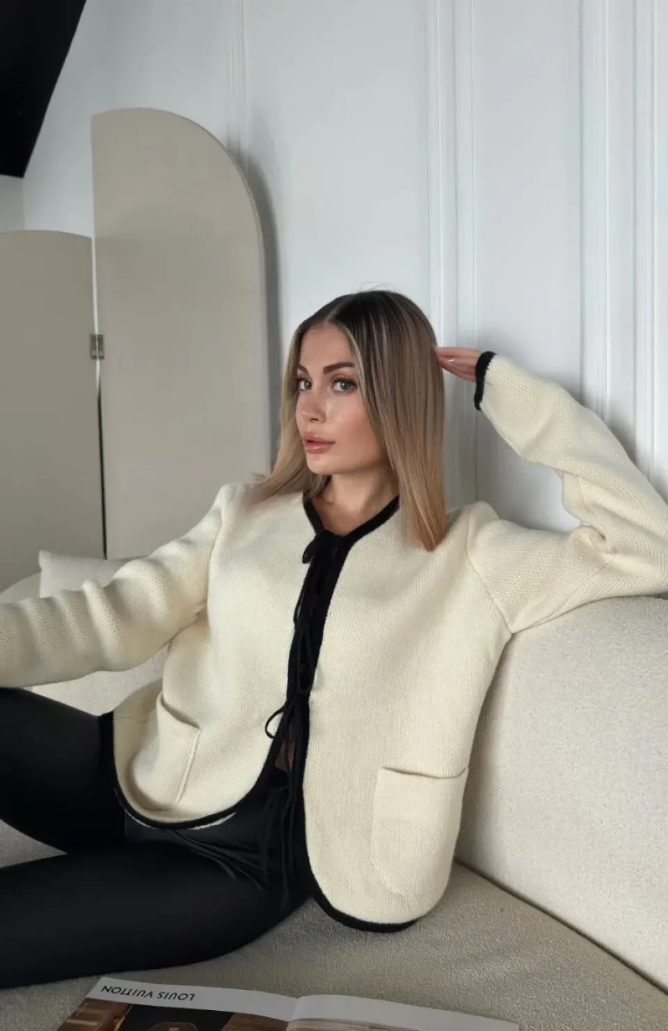 Kirli Beyaz Triko Siyah Detaylı Bağlamalı Önden Cepli Hırka