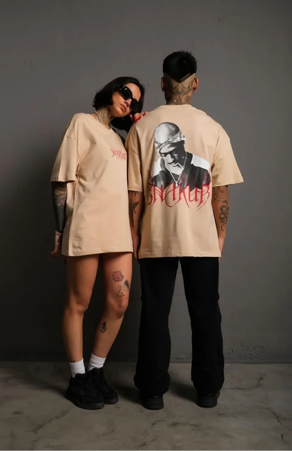 Erkek Oversize Tişört – Beyaz 24/1 Penye Kumaş, Bisiklet Yaka, Ön & Arka Baskılı, Streetwear Tarzı Rahat Büyük Kalıp T-Shirt - Bej